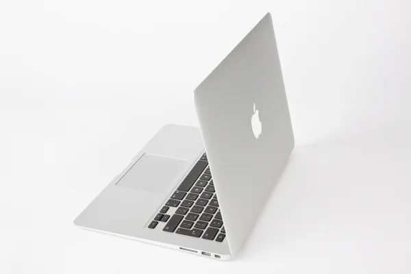MACBOOK AIR (11 INCHES) 2015-Sleek, Powerful, and Portable