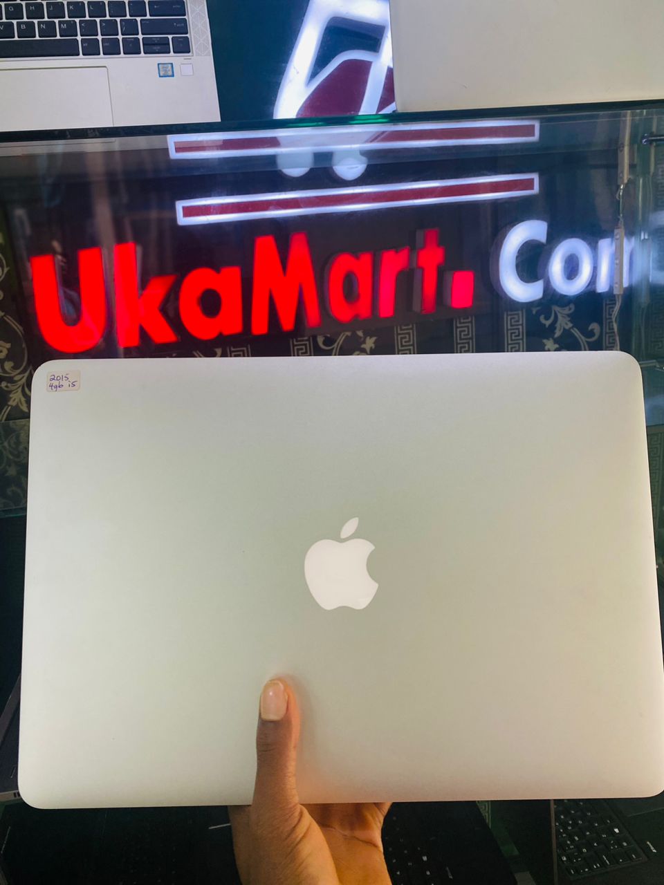 MACBOOK AIR (11 INCHES) 2015-Sleek, Powerful, and Portable