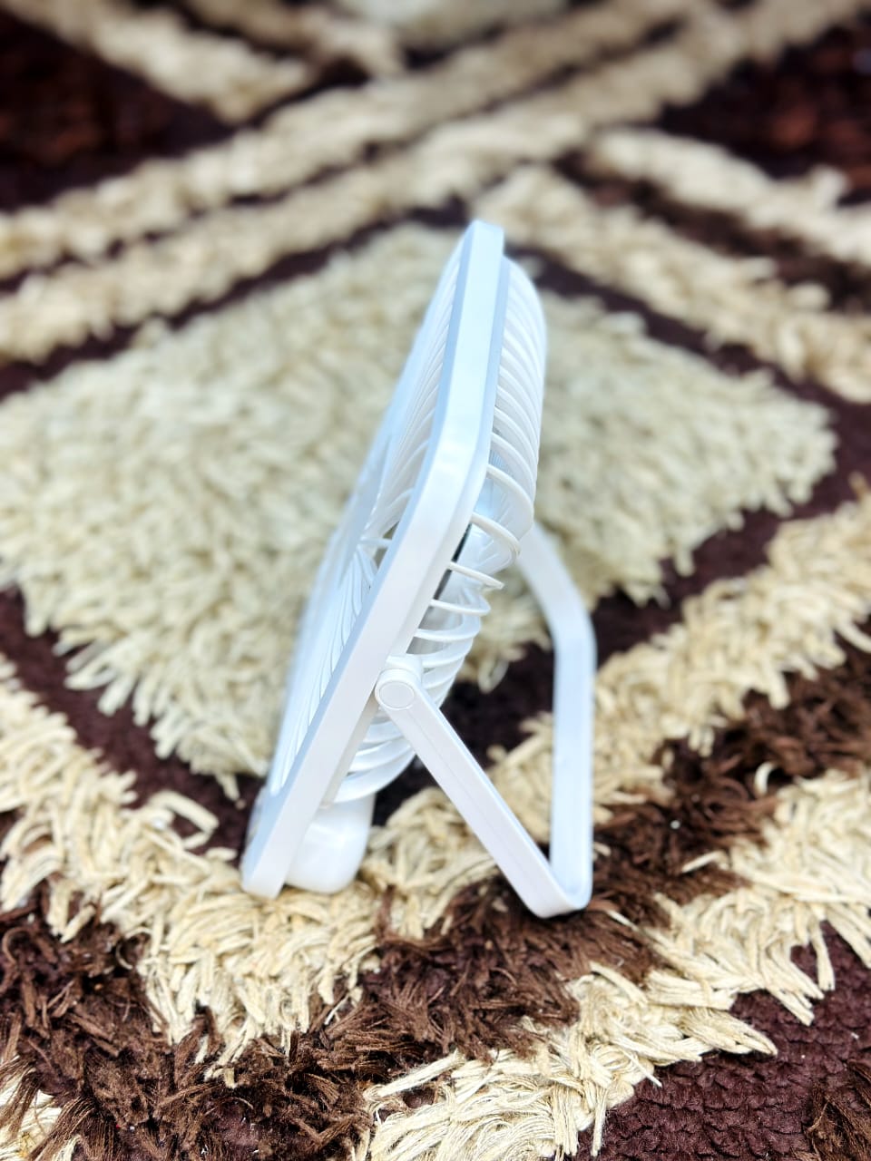 Compact portable desk fan